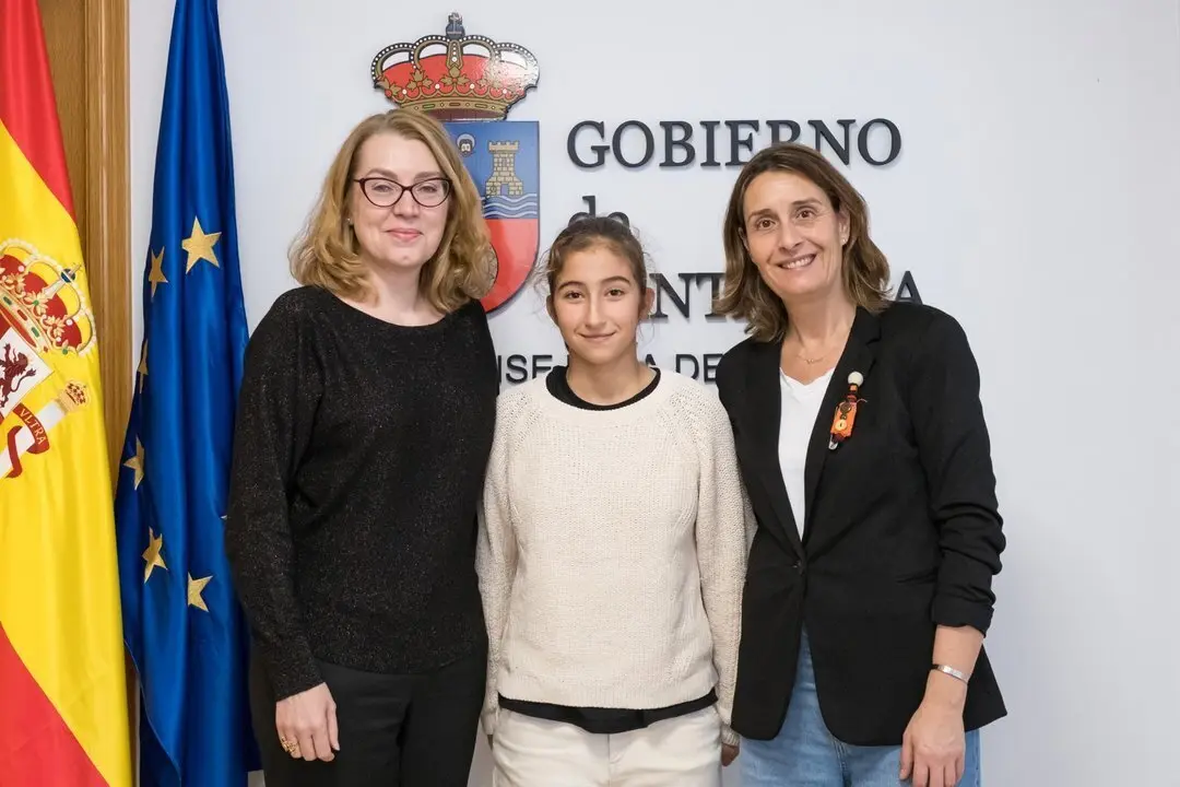 16.15.- Despacho de la consejera. La consejera de Cultura, Turismo y Deporte, Eva Guillermina Fern&aacute;ndez, recibe a Elo&iacute;sa Barreda, campeona de tenis de mesa del Torneo Internacional MEDITERRANEAN CUP U12. 18 de enero de 2024 &copy; Ra&uacute;l Lucio