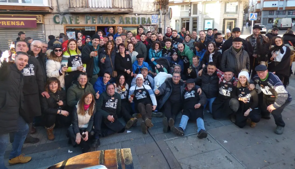 El bar Pe&ntilde;as Arriba de Reinosa se vuelca con sus clientes y colaboradores desde hace casi tres d&eacute;cadas, con una gran comida popular que supera el centenar de invitados. Por la ma&ntilde;ana reparten torreznos y parrillada pa