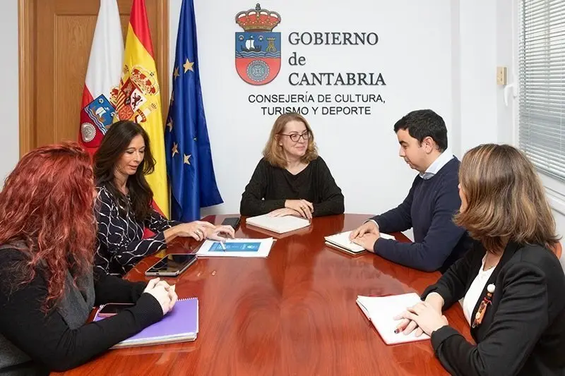 13.00.- Despacho de la consejera
La consejera de Cultura, Turismo y Deporte, Eva Guillermina Fern&aacute;ndez, se re&uacute;ne con el alcalde de Limpias, Ignacio Sainz.