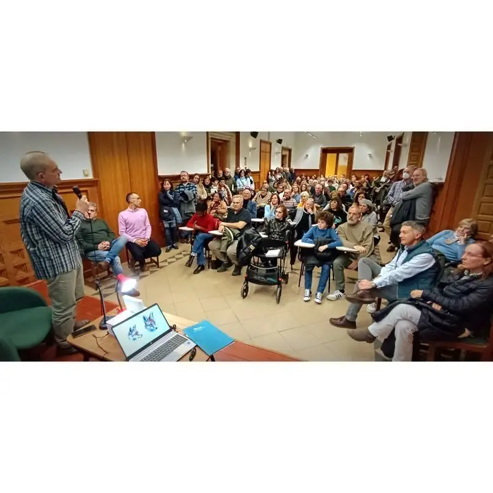 El público lleno la sala de la Chimenea en La Casona de Reinosa