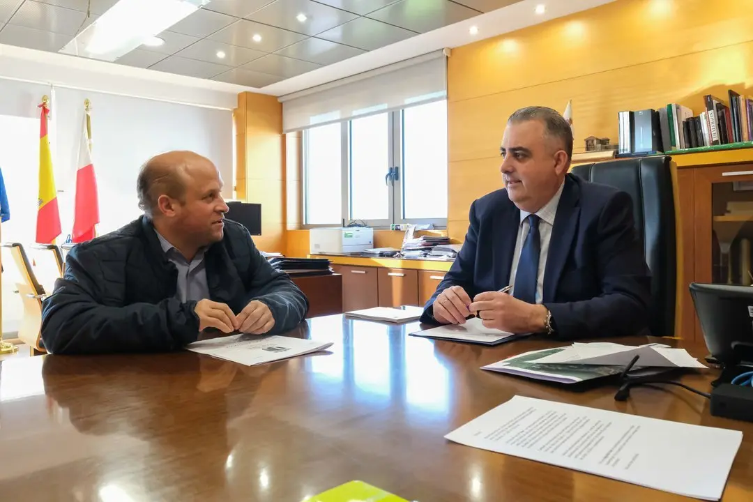 10.15.- Despacho del consejero. El consejero de Fomento, Ordenaci&oacute;n del Territorio y Medio Ambiente, Roberto Media, recibe al alcalde de B&aacute;rcena de Pie de Concha, Agust&iacute;n Mantec&oacute;n. 23 de enero de 2024 &copy; Ra&uacute;l Lucio