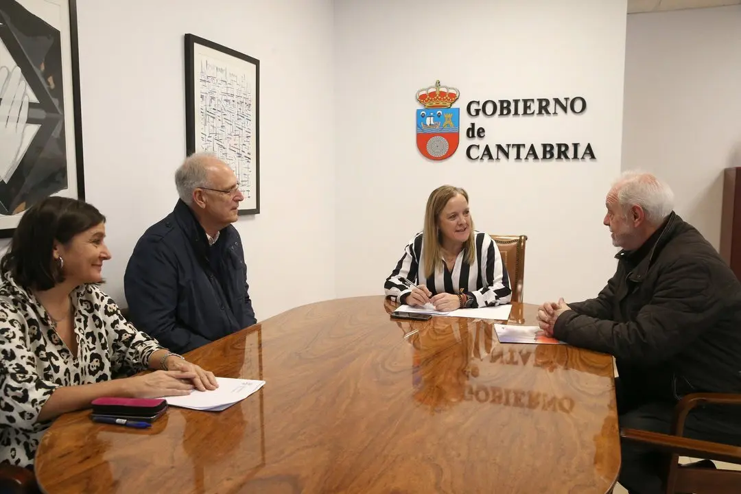La consejera de Presidencia, Justicia, Seguridad y Simplificaci&oacute;n Administrativa, Isabel Urrutia, se re&uacute;ne con el presidente de la Federaci&oacute;n de Coros y Danzas de Cantabria, Julio Merino
16 ENE 24