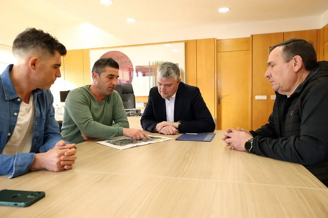 El consejero de Econom&iacute;a, Hacienda y Fondos Europeos, Luis &Aacute;ngel Ag&uuml;eros, se re&uacute;ne con el alcalde de Santiurde de Toranzo, V&iacute;ctor Manuel Concha.
30 ene 24