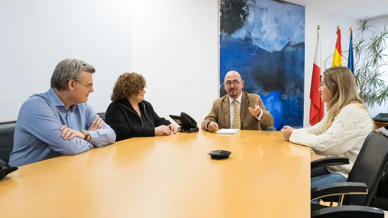 12.30.- Despacho del consejero. El consejero de Salud, C&eacute;sar Pascual, recibe a los integrantes del Grupo Saludarte. 3 de febrero de 2024 &copy; Ra&uacute;l Lucio