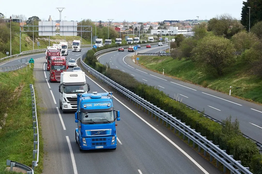 Manifestacion de transportistas, entre Santander y Torrelavega.
21/3/22 Saantander-Torrelavega

FOTOGRAFIA: JUAN MANUEL SERRANO ARCE