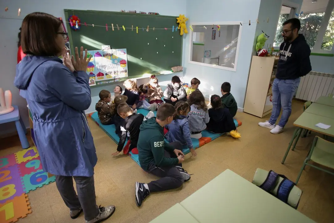 Triacastela, Lugo. Comienzo de las clases en educaci&oacute;n primaria en toda Espa&ntilde;a. En Triacastela, los alumnos y alumnas del CEIP Eduardo Cela Vila acuden el primer d&iacute;a a las aulas. Triacastela mantiene dos aulas abiertas en el colegio, una que agrupa a los alumnos de infantil y otra que agrupa a los de primaria, hasta sumar en total 19 alumnos que mantienen la matr&iacute;cula del pasado curso.