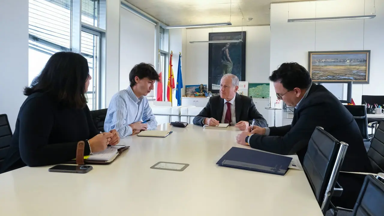 09.30.- Despacho del consejero. El consejero de Industria, Empleo, Innovaci&oacute;n y Comercio, Eduardo Arasti, se re&uacute;ne con el alcalde de Casta&ntilde;eda, Marcos Garc&iacute;a Carrera. 7 de febrero de 2024 &copy; Ra&uacute;l Lucio