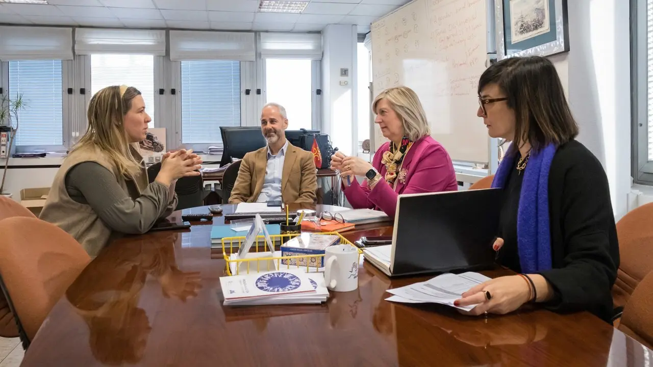 10.30.- Despacho del consejero. El consejero de Educaci&oacute;n, Formaci&oacute;n Profesional y Universidades, Sergio Silva, se re&uacute;ne con la alcaldesa de Noja, Mireia Maza. 29 de enero de 2024 &copy; Ra&uacute;l Lucio