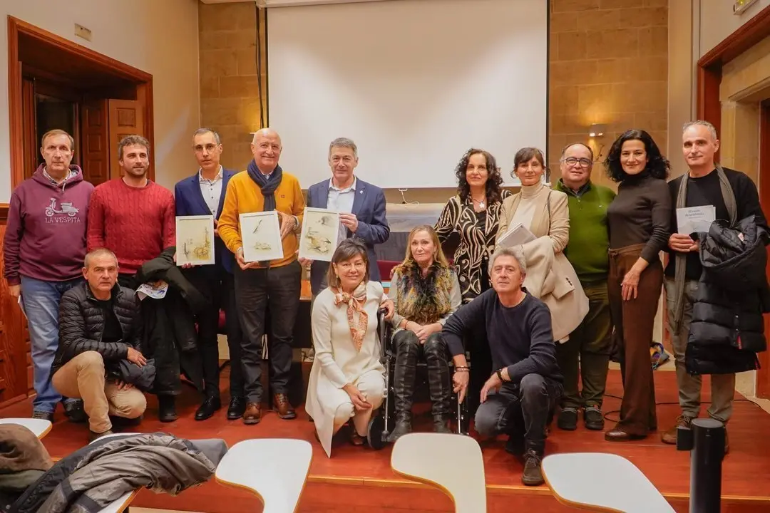 Autoridades presentes en el acto, miembros de CanELA y colaboradores con el libro