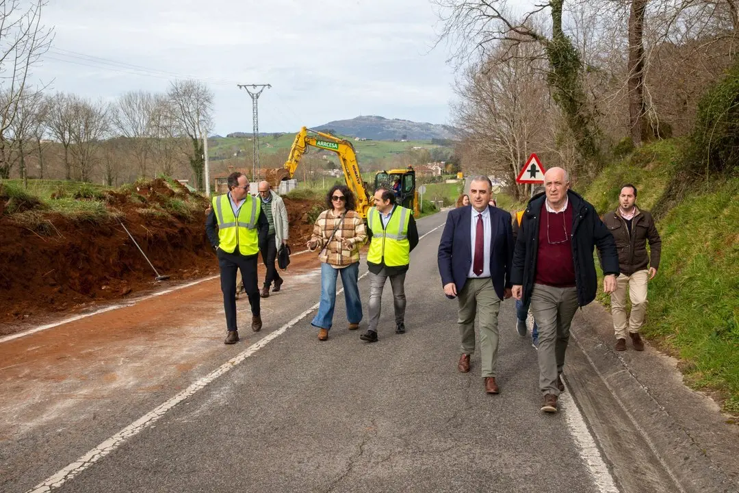 11:15 horas. Ayuntamiento de Riotuerto (en el cruce del cementerio, a la salida de La Cavada)
El consejero de Fomento, Ordenaci&oacute;n del Territorio y Medio Ambiente, Roberto Media, realiza una visita institucional al municipio. Reuni&oacute;n despacho ayuntamiento Riotuerto 14 FEBRERO 2024 &copy; Miguel De la Parra