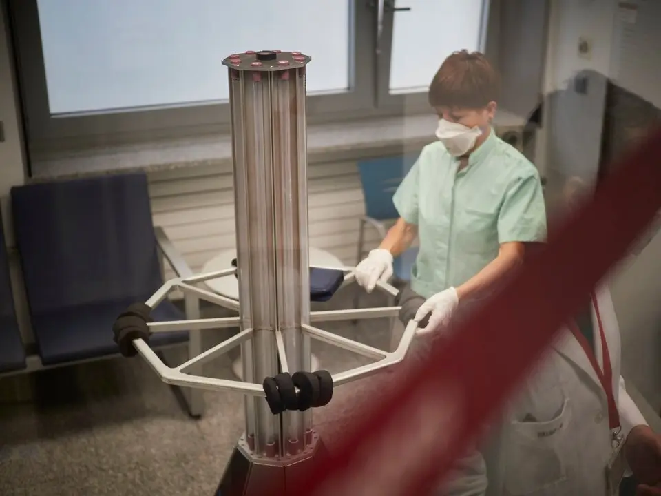 Lampara de rayos ultraviolta que se usa para la desinfeccion de habitaciones y areas peque&ntilde;as donde haya habido pacientes sospechosos o con COVID19 . Clinica Universidad de Navarra.