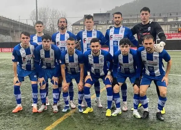 Equipo titular del club deportivo Naval frente al Solares