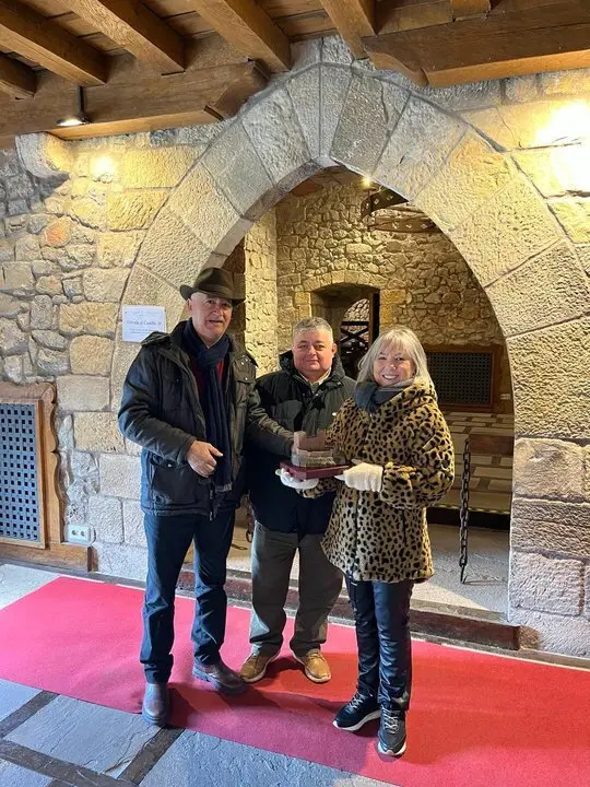 Los alcaldes durante la visita al castillo de Argüeso