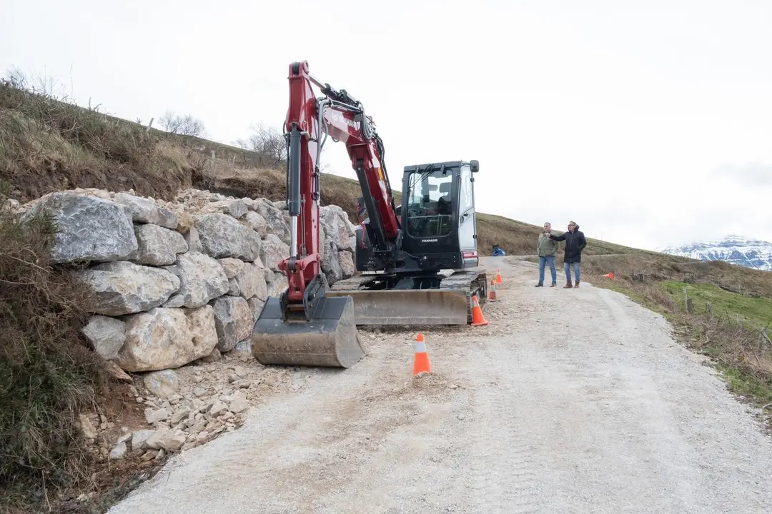 12:30 horas. Vega de Pas. El consejero de Fomento, Ordenaci&oacute;n del Territorio y Medio Ambiente, Roberto Media, realiza una visita institucional al municipio. 8 de marzo de 2024 &copy; Ra&uacute;l Lucio