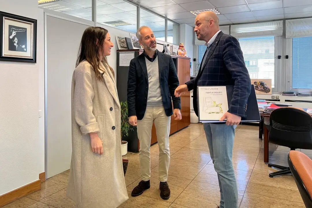 El consejero de Educaci&oacute;n, Formaci&oacute;n Profesional y Universidades, Sergio Silva, recibe al alcalde de Puente Viesgo.