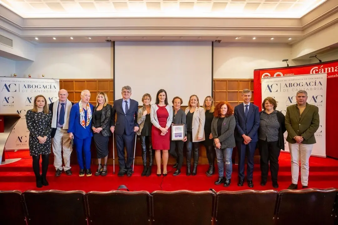 12:30 horas. Sal&oacute;n de actos de la C&aacute;mara de Comercio de Cantabria. Pl Velarde, 5. Santander
La consejera de Presidencia, Justicia, Seguridad y Simplificaci&oacute;n Administrativa, Isabel Urrutia, asiste a la entrega del Primer Premio de Igualdad del Colegio de la Abogac&iacute;a de Cantabria a la fiscal de Sala de la Secci&oacute;n Civil de la Fiscal&iacute;a del Tribunal Supremo, Pilar Mart&iacute;n N&aacute;jera. 
 15 MARZO 2024 &copy; Miguel De la Parra