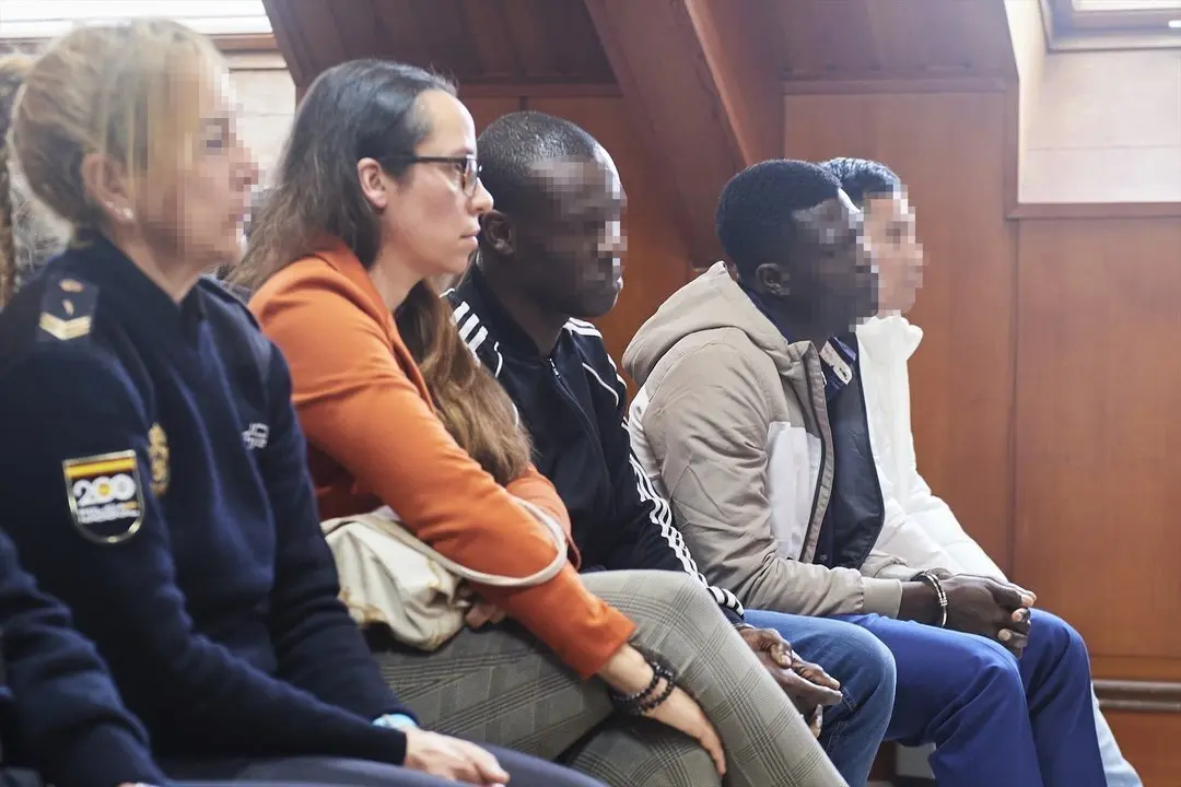 EuropaPress_5836663_agente_policia_nacional_junto_acusados_juicio_violacion_grupal_santander