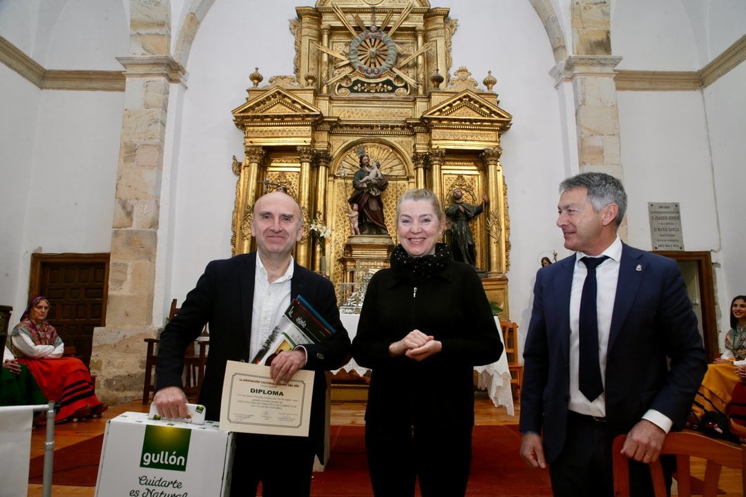 Momento de la entrega del premio a Juan Ignacio Ferrándiz Foto NACHO ROMERO 
