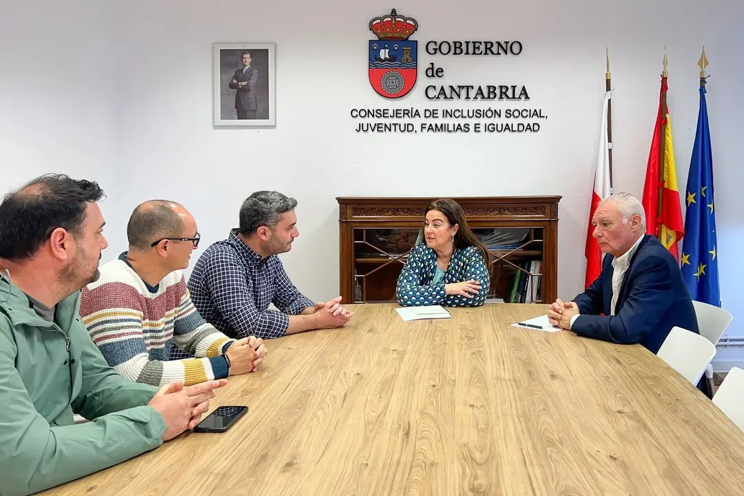 La consejera de Inclusi&oacute;n Social, Juventud, Familias e Igualdad, Bego&ntilde;a G&oacute;mez del R&iacute;o, recibe al alcalde de Ribamont&aacute;n al Monte.