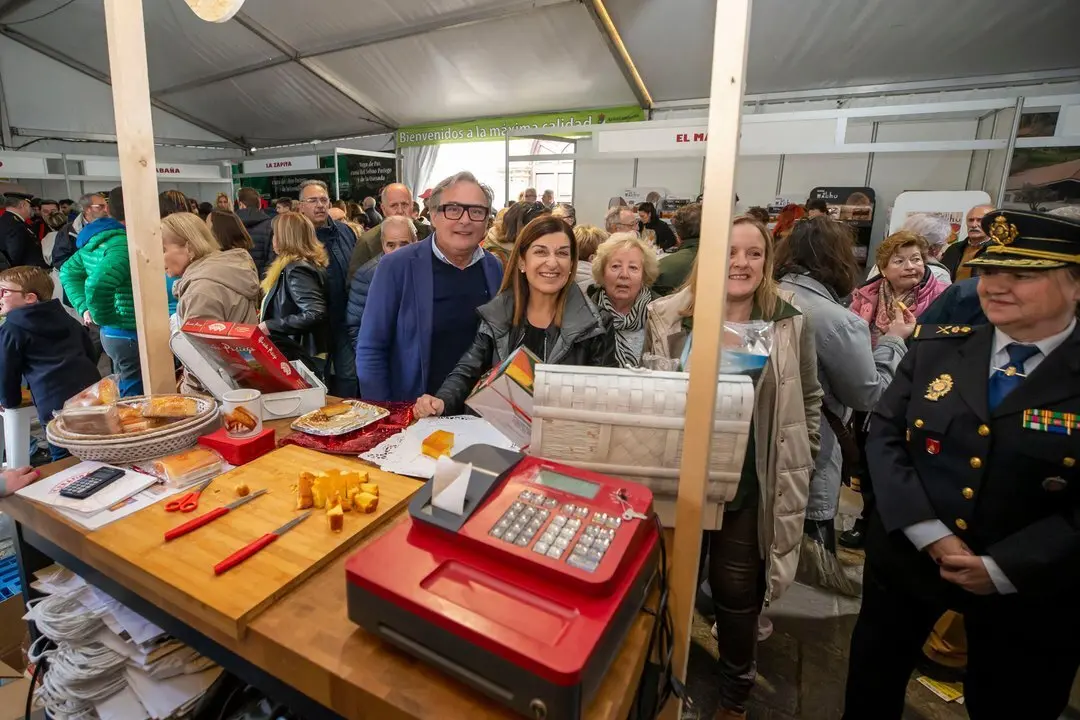 11:45 horas. Plaza del Doctor Madrazo, Vega de Pas
La presidenta de Cantabria, Mar&iacute;a Jos&eacute; S&aacute;enz de Buruaga, visita la Feria del Sobao y la Quesada Pasiega. 28 MARZO 2024 &copy; Miguel De la Parra