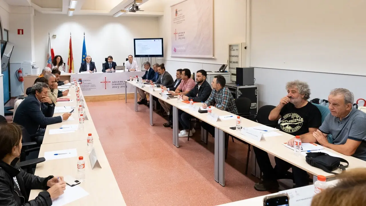 12:00 horas. Estaci&oacute;n de Autobuses de Santander (Sala de Usos M&uacute;ltiples). El consejero de Fomento, Ordenaci&oacute;n del Territorio y Medio Ambiente, Roberto Media, preside la Mesa del Ferrocarril. 20 de octubre de 2023 &copy; Ra&uacute;l Lucio