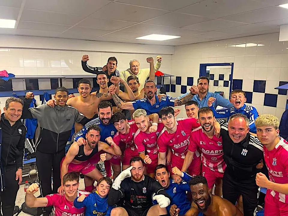 El equipo celebrando la victoria después del partido