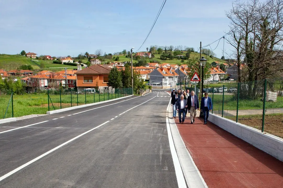 11:30 horas. Lia&ntilde;o (frente al consultorio m&eacute;dico, a la entrada del nuevo aparcamiento)  https://onx.la/6ee6c
El consejero de Fomento, Ordenaci&oacute;n del Territorio y Medio Ambiente, Roberto Media, inaugura la ampliaci&oacute;n vial y aparcamiento en Lia&ntilde;o.
