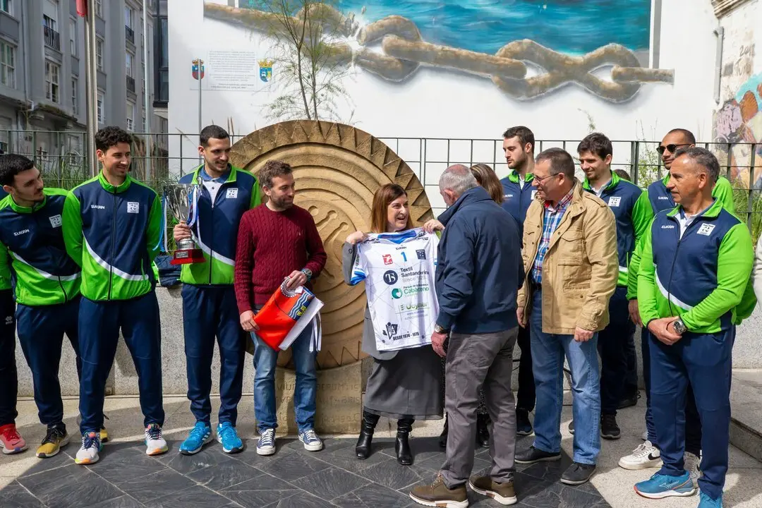 12:00 horas. Patio del Gobierno de Cantabria
La presidenta de Cantabria, Mar&iacute;a Jos&eacute; S&aacute;enz de Buruaga, recibe al Club Deportivo Voleibol Textil Santanderina. 10 ABRIL 2024 &copy; Miguel De la Parra