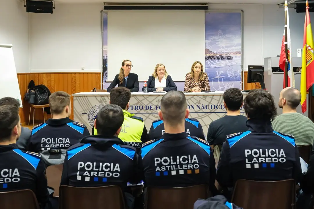 09:00.- Escuela de Formaci&oacute;n N&aacute;utico Pesquera. La consejera de Presidencia, Justicia, Seguridad y Simplificaci&oacute;n Administrativa, Isabel Urrutia, asiste al inicio del Curso B&aacute;sico de Polic&iacute;a Local para nuevos agentes. 4 de abril de 2024 &copy; Ra&uacute;l Lucio