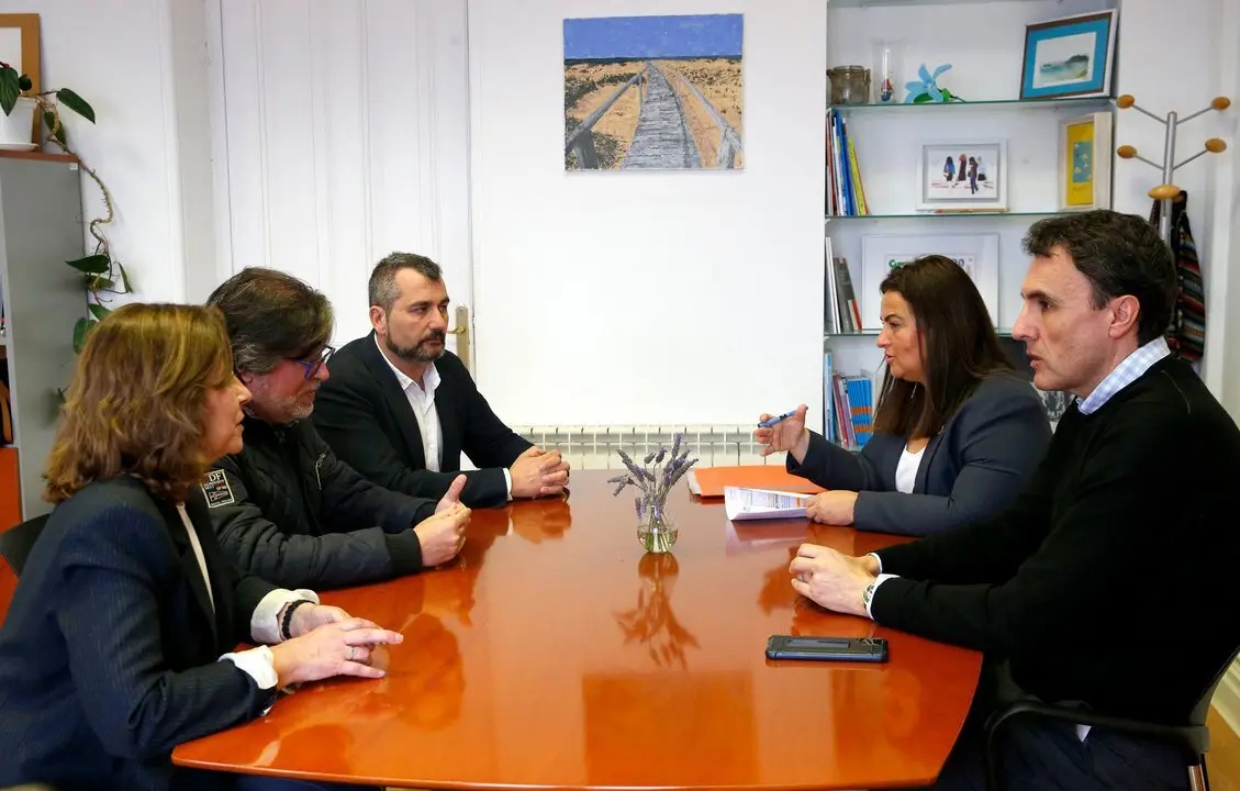 La consejera de Inclusi&oacute;n Social, Juventud, Familias e Igualdad, Bego&ntilde;a G&oacute;mez del R&iacute;o, se re&uacute;ne con Cruz Roja con motivo de la concesi&oacute;n de ayudas de emergencia.  
15 ABR 24