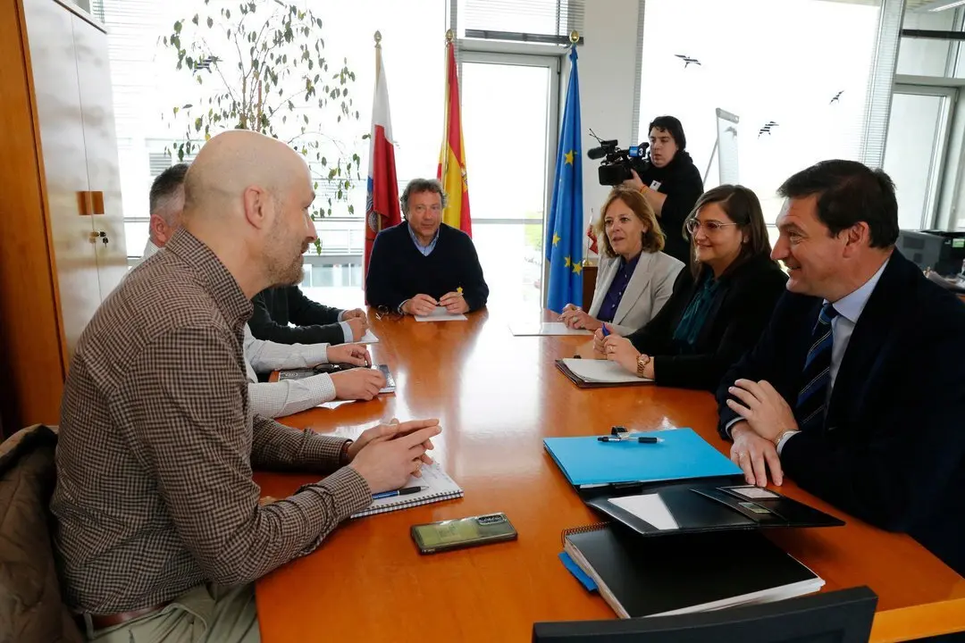10:00 horas. Despacho del consejero de Desarrollo Rural, Ganader&iacute;a, Pesca y Alimentaci&oacute;n
El consejero de Desarrollo Rural, Ganader&iacute;a, Pesca y Alimentaci&oacute;n, Pablo Palencia, recibe a la presidenta de la Confederaci&oacute;n Hidrogr&aacute;fica del Cant&aacute;brico, B&aacute;rbara Monte Donapetry, y al alcalde de Puente Viesgo, &Oacute;scar Villegas. 17 ABRIL 2024 &copy; Miguel De la Parra