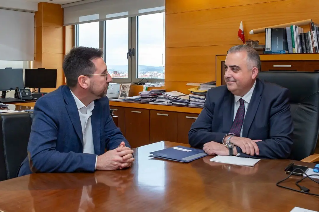 09:30.- Despacho del consejero 
El consejero de Fomento, Ordenaci&oacute;n del Territorio y Medio Ambiente, Roberto Media, recibe al alcalde de Colindres.