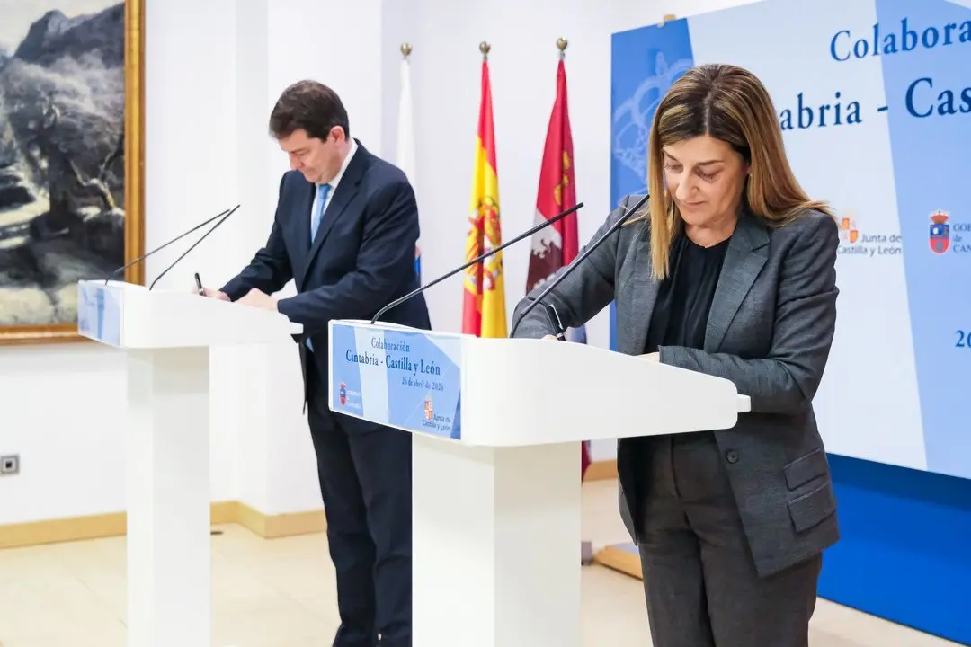 12:25 horas. Sala de Prensa del Gobierno- La presidenta de Cantabria, Mar&iacute;a Jos&eacute; S&aacute;enz de Buruaga, y el presidente de la Junta de Castilla y Le&oacute;n, Alfonso Fern&aacute;ndez Ma&ntilde;ueco, firman el Protocolo General de Actuaci&oacute;n entre ambas Comunidades e informan, en rueda de prensa, del contenido del mismo. 26 de abril de 2024 &copy; Ra&uacute;l Lucio