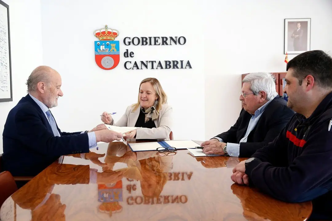 La consejera de Presidencia, Justicia, Seguridad y Simplificaci&oacute;n Administrativa, Isabel Urrutia, firma un convenio de colaboraci&oacute;n con los Bomberos Voluntarios de Santander. 
24 ABR 24