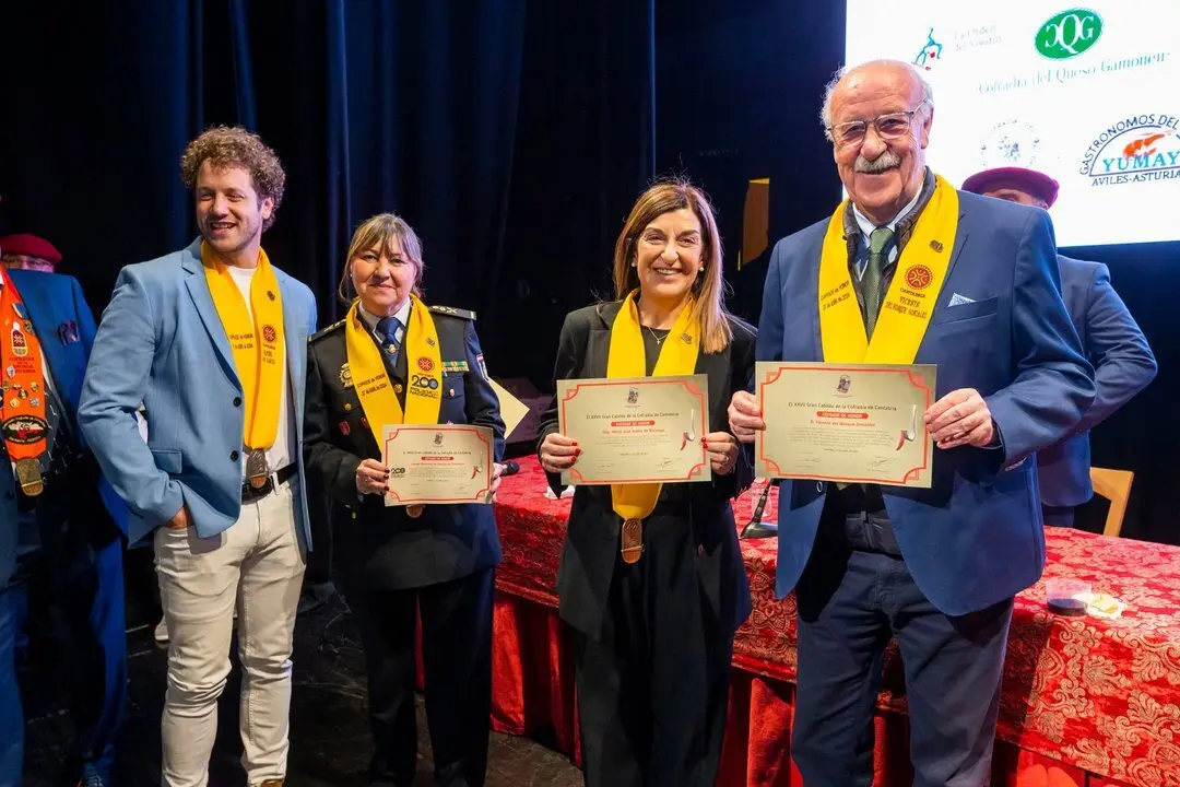 11:00 horas. Santo&ntilde;a
La presidenta de Cantabria, Mar&iacute;a Jos&eacute; S&aacute;enz de Buruaga, asiste al XXVII Gran Cabildo de la Cofrad&iacute;a de la Anchoa de Cantabria donde ser&aacute; nombrada Cofrade de Honor. Al finalizar este acto visita la XXIV Feria de la Anchoa y la Conserva de Cantabria 2024.
27 ABRIL 2024 &copy; Miguel De la Parra