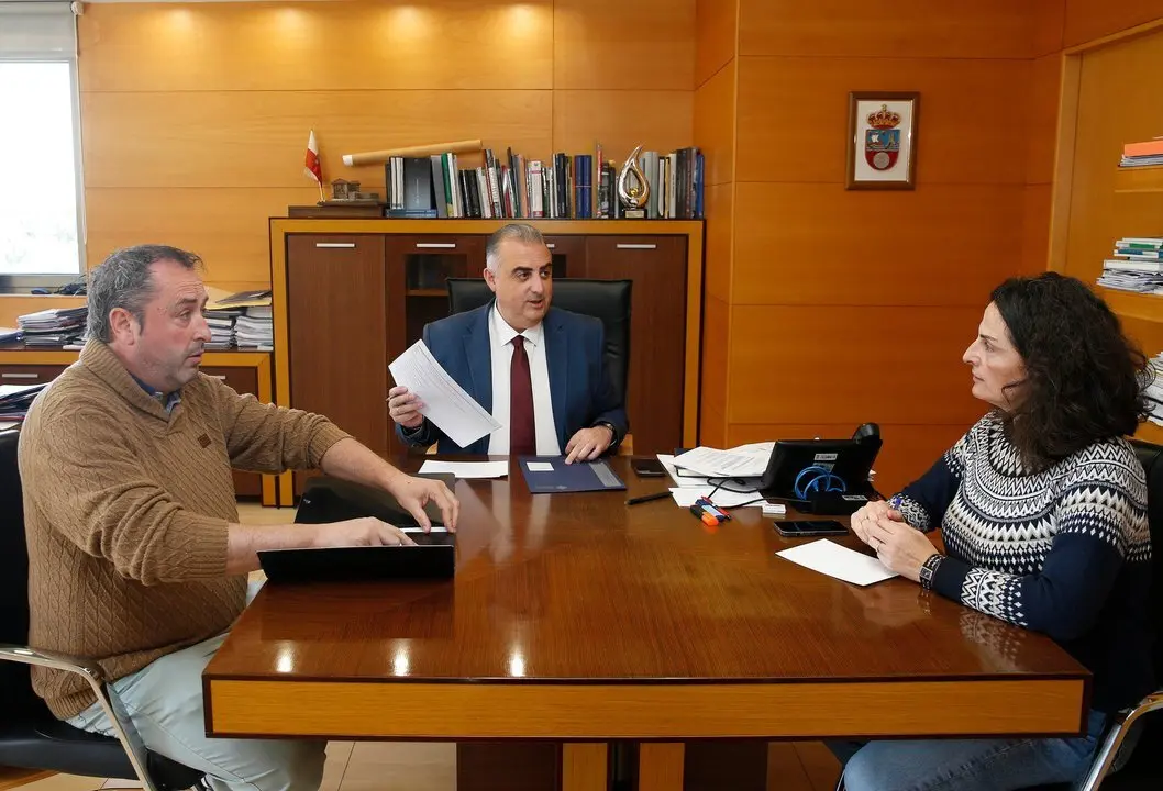 El consejero de Fomento, Ordenaci&oacute;n del Territorio y Medio Ambiente, Roberto Media, recibe al alcalde de Penagos.
2 may 24