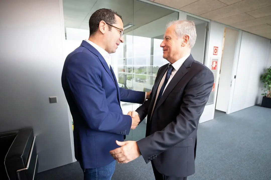 09:30.- Despacho del consejero 
El consejero de Industria, Empleo, Innovaci&oacute;n y Comercio, Eduardo Arasti, recibe al alcalde de Val de San Vicente. 
 7 MAYO 2024 &copy; Miguel De la Parra