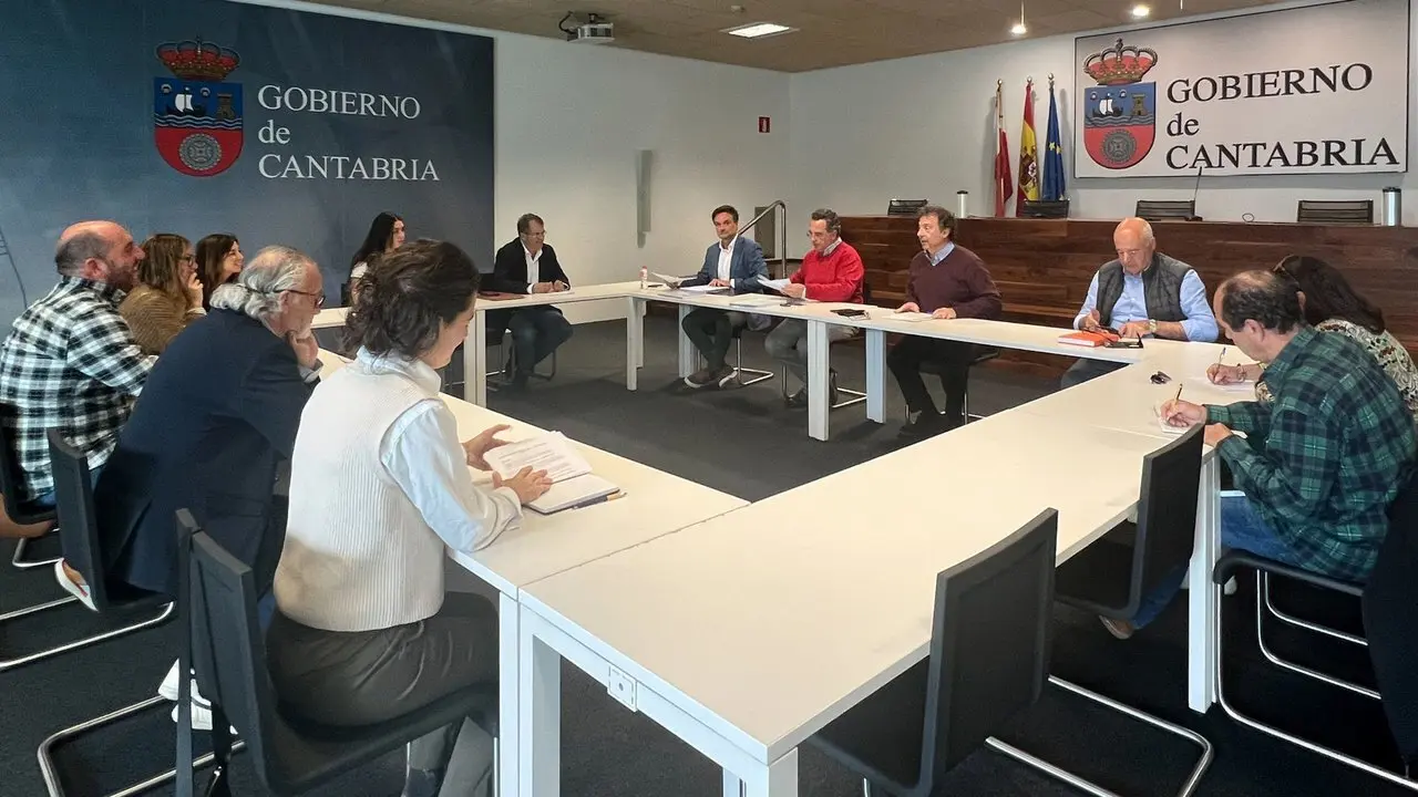 11:00 horas. Sal&oacute;n de actos de la Consejer&iacute;a de Desarrollo Rural, Ganader&iacute;a, Pesca y Alimentaci&oacute;n. Planta 0
El consejero de Desarrollo Rural, Ganader&iacute;a, Pesca y Alimentaci&oacute;n, Pablo Palencia, preside la Mesa del Vino.