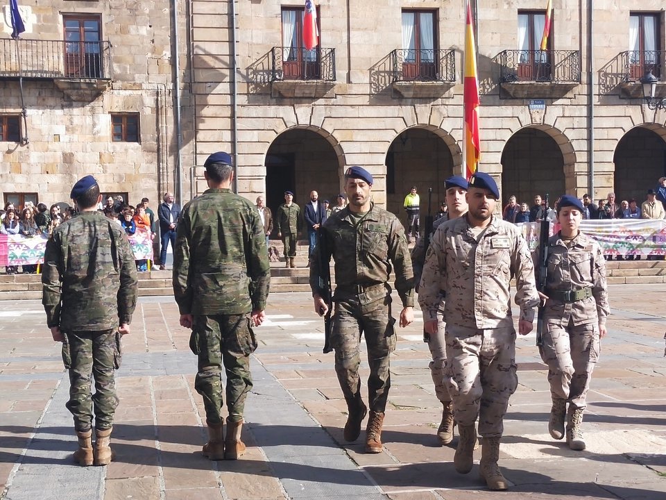 Soldados desfilando después del izado de la bandera