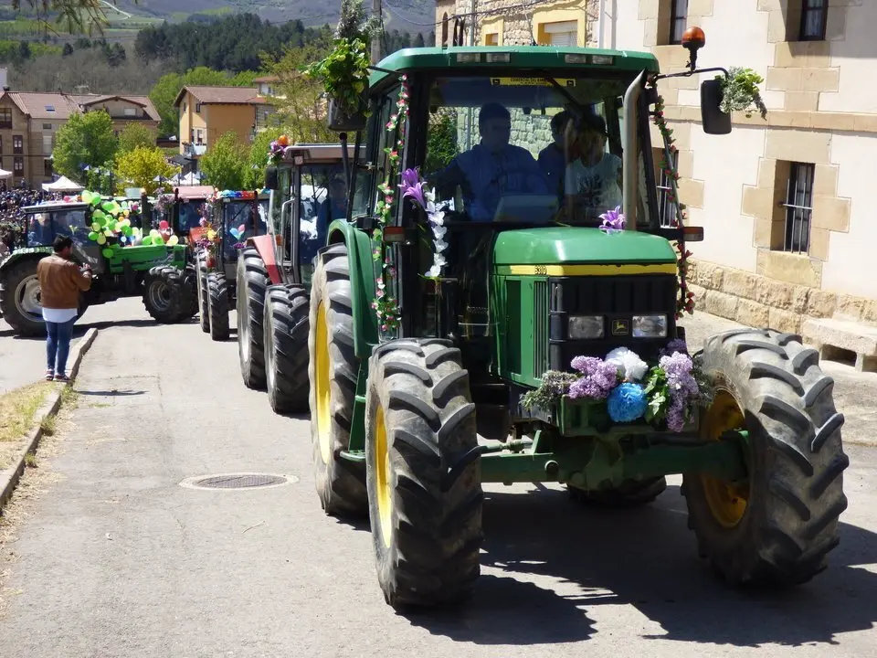 Foto la Procesión la abrieron una treintena de tractores engalanados