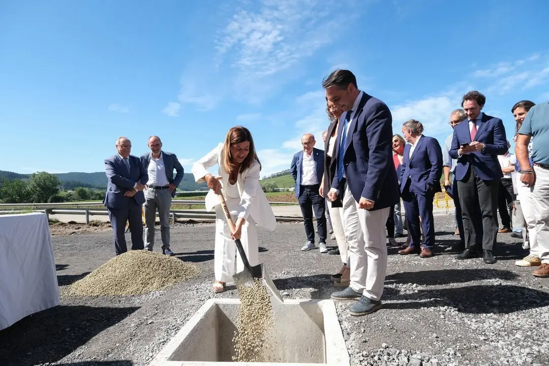 12:00 horas. Parbay&oacute;n (Pi&eacute;lagos). La presidenta de Cantabria, Mar&iacute;a Jos&eacute; S&aacute;enz de Buruaga, acompa&ntilde;ada de varios consejeros, pone la primera piedra del Centro Log&iacute;stico de La Pasiega. 5 de septiembre de 2023 &copy; Ra&uacute;l Lucio