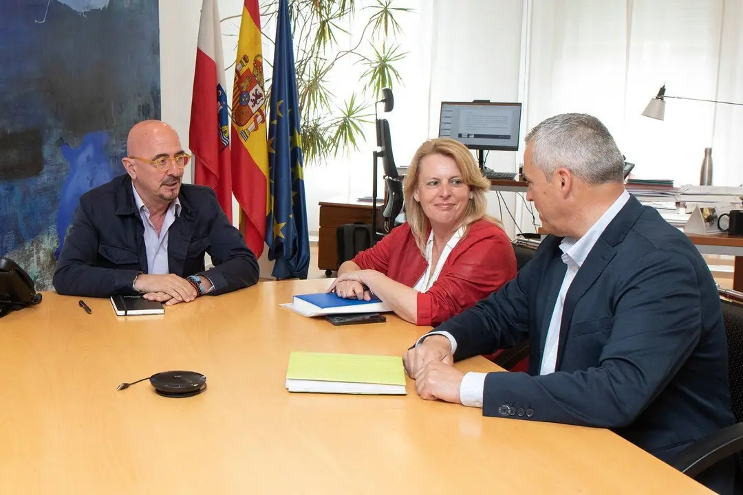 El consejero de Salud, C&eacute;sar Pascual, recibe a Javier Camino Conde, presidente de la Federaci&oacute;n de Municipios de Cantabria. 
23 mayo 2024