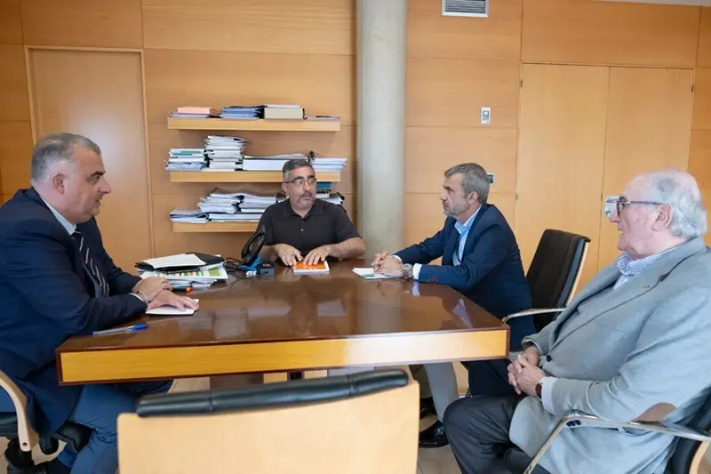 23/05/2024 12:30 horas. Despacho del consejero de Fomento, Ordenaci&oacute;n del Territorio y Medio Ambiente
El consejero de Fomento, Ordenaci&oacute;n del Territorio y Medio Ambiente, Roberto Media, recibe al Colegio de Aparejadores y Arquitectos T&eacute;cnicos.