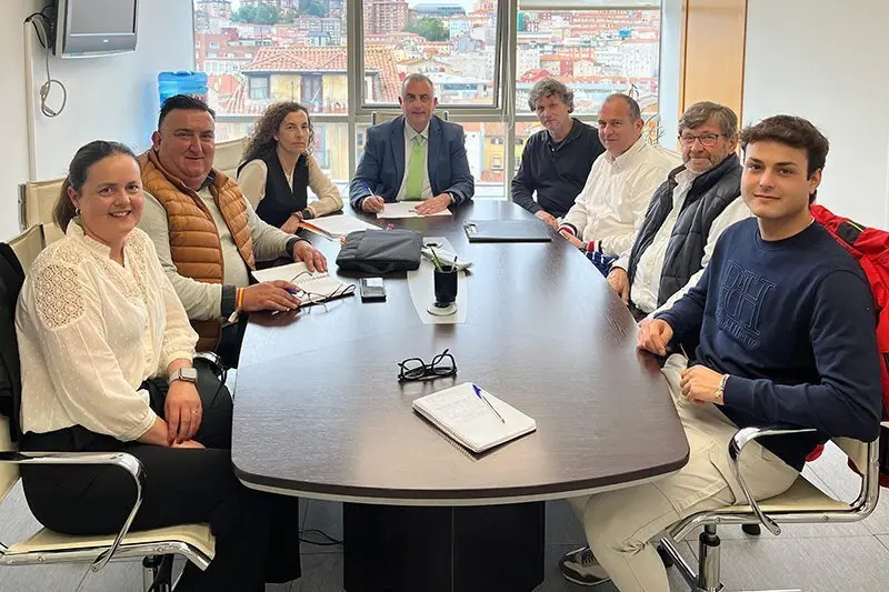 El consejero de Fomento, Ordenaci&oacute;n del Territorio y Urbanismo, Roberto Media, se re&uacute;ne con los presidentes de tres juntas vecinales de Val de San Vicente.