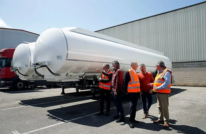 El consejero de Industria, Empleo, Innovaci&oacute;n y Comercio, Eduardo Arasti, visita la empresa Cisternas Cobo. 
24 may 24