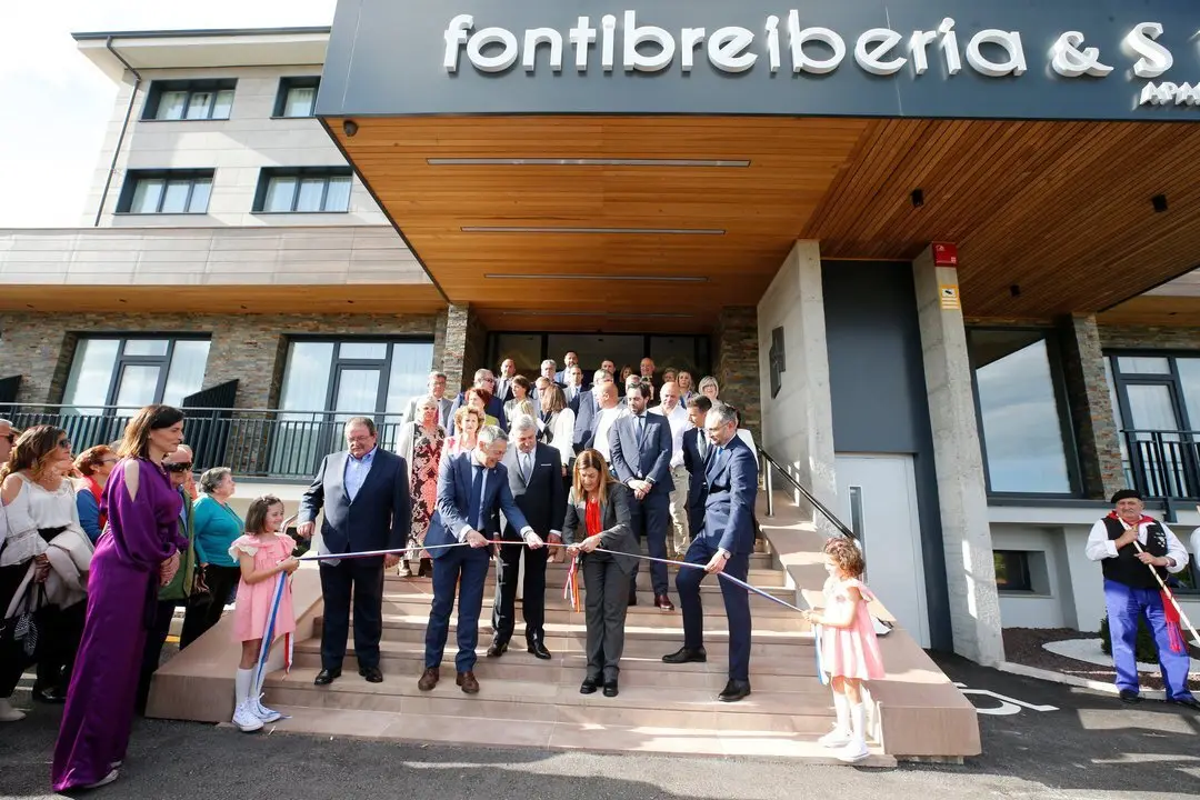 18:30 horas. Barrio El Coto 2. Nestares (Campoo de Enmedio)
La presidenta de Cantabria, Mar&iacute;a Jos&eacute; S&aacute;enz de Buruaga, inaugura el hotel Silken Fontibre Iberia & Spa.
 25 mayo 2024 &copy; Miguel De la Parra
