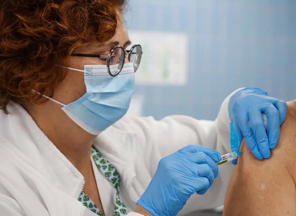 ROBER SOLSONA..20240102&hellip;..VALENCIA&hellip; EL CONSELLER DE SANIDAD MARCIANO G&Oacute;MEZ, PARTICIPA EN LA CAMPA&Ntilde;A DE VACUNACI&Oacute;N FRENTE A LA GRIPE Y LA COVID-19 EN EL CENTRO DE SALUD SERRER&Iacute;A, DONDE RECIBE UNA DOSIS DE AMBAS VACUNAS CON &Aacute;NIMO DE TRASLADAR A LA POBLACI&Oacute;N LA IMPORTACIA DE VACUNARSE PARA PROTEGERSE FRENTE A ESTOS VIRUS RESPIRATORIOS.