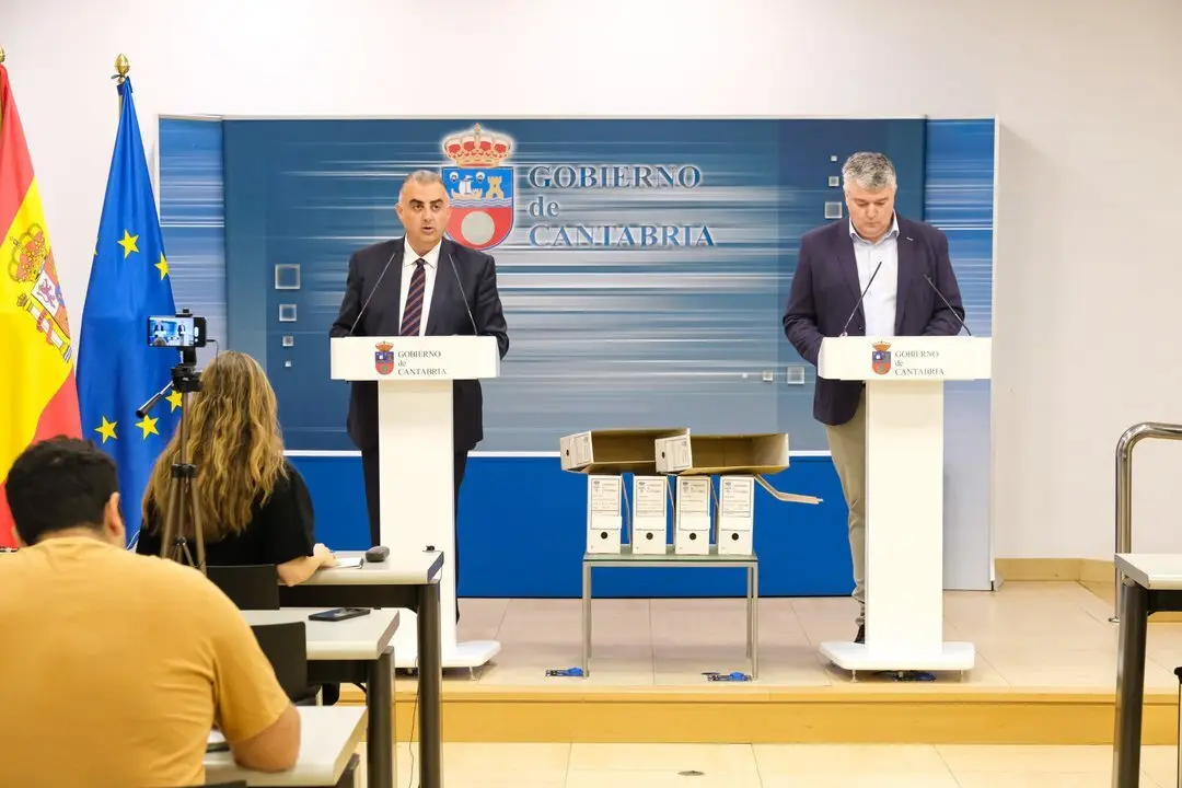 11:30 horas. Sala de Prensa del Gobierno. Los consejeros de Fomento, Ordenaci&oacute;n del Territorio y Medio Ambiente, Roberto Media, y de Econom&iacute;a, Hacienda y Fondos Europeos, Luis &Aacute;ngel Ag&uuml;eros, informan, en rueda de prensa, sobre el pago de la deuda de las ayudas a la rehabilitaci&oacute;n de vivienda. 29 de mayo de 2024 &copy; Ra&uacute;l Lucio