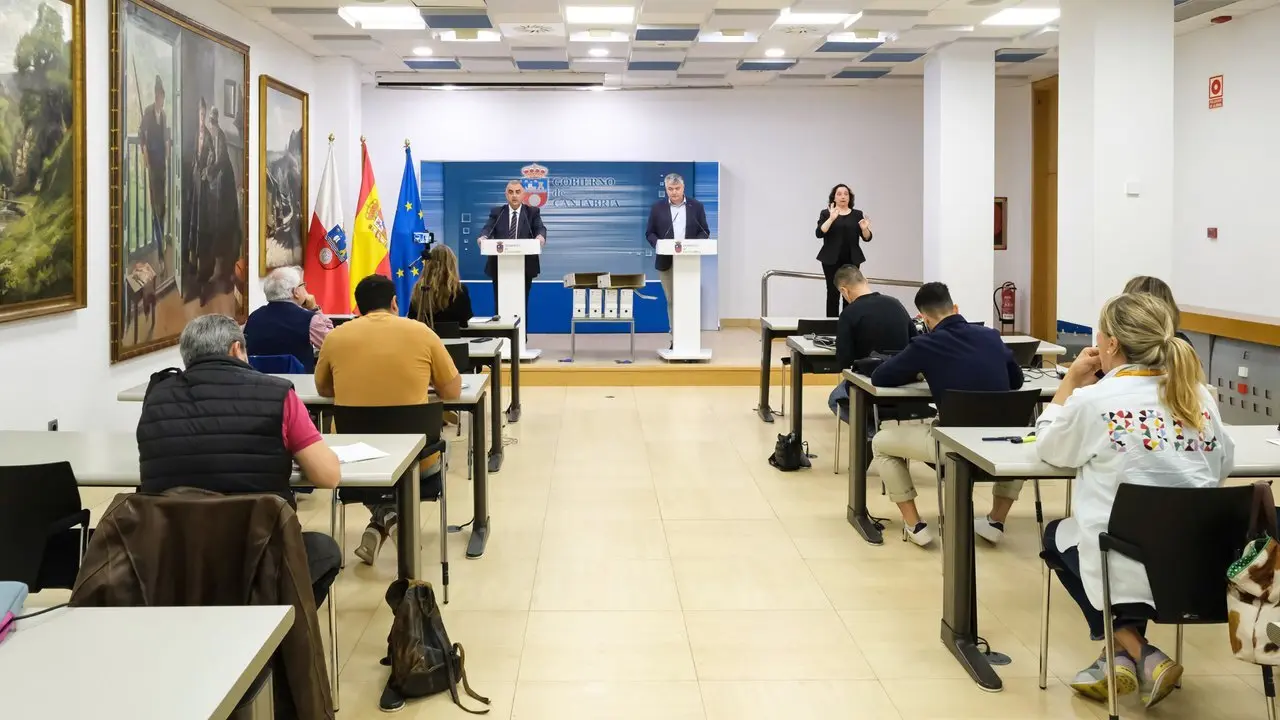 11:30 horas. Sala de Prensa del Gobierno. Los consejeros de Fomento, Ordenaci&oacute;n del Territorio y Medio Ambiente, Roberto Media, y de Econom&iacute;a, Hacienda y Fondos Europeos, Luis &Aacute;ngel Ag&uuml;eros, informan, en rueda de prensa, sobre el pago de la deuda de las ayudas a la rehabilitaci&oacute;n de vivienda. 29 de mayo de 2024 &copy; Ra&uacute;l Lucio