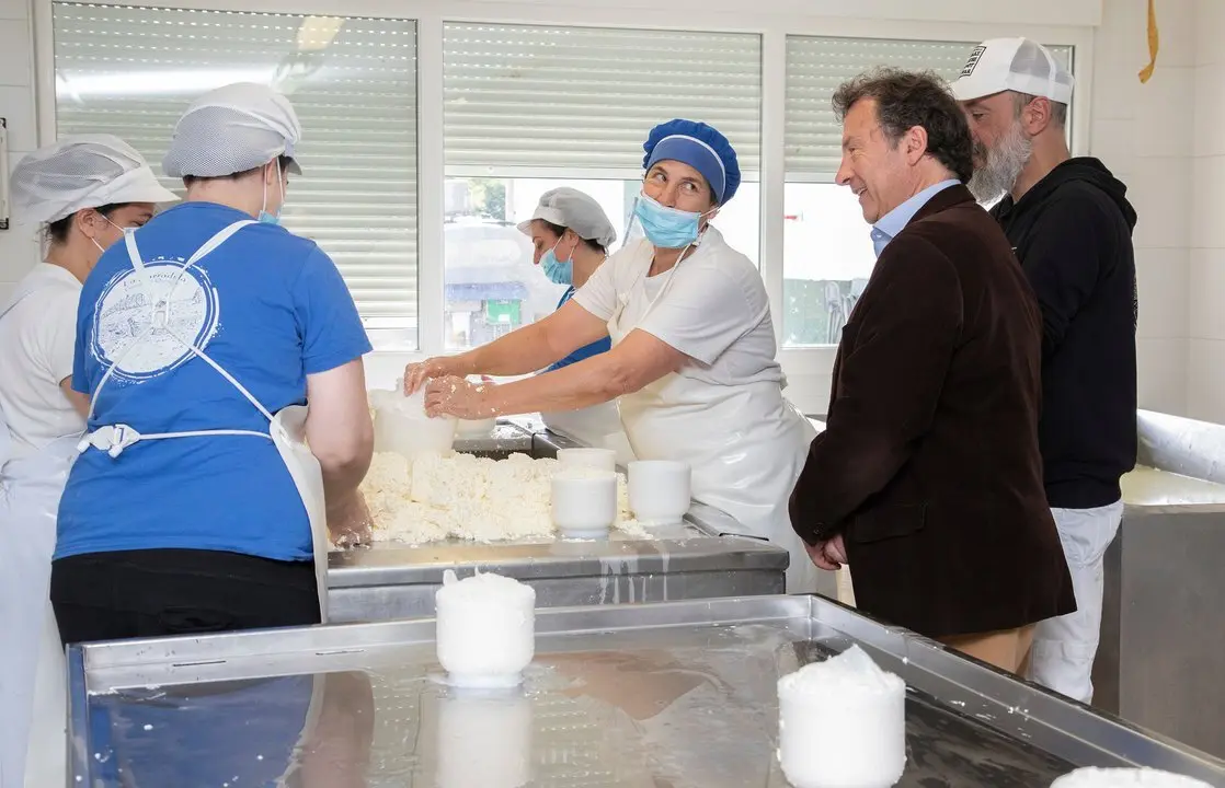 El consejero de Desarrollo Rural, Ganader&iacute;a, Pesca y Alimentaci&oacute;n, Pablo Palencia, visita la Queser&iacute;a La Jarradilla. 
29 mayo 2024